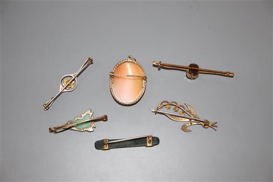 Six assorted brooches